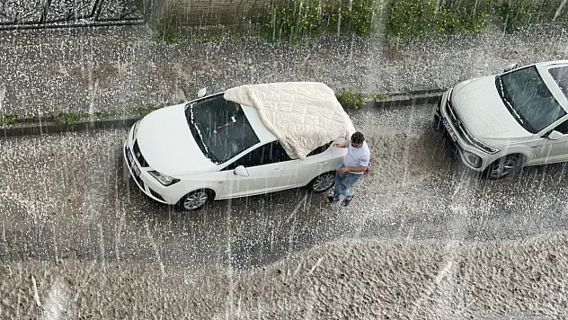 Kars'ta sağanak sonrası dolu yağdı