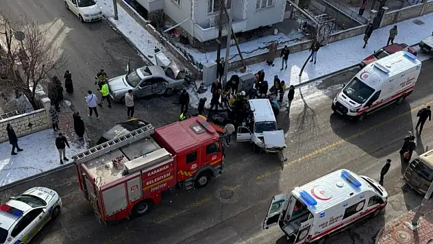 Kavşakta feci kaza: Çarpışmanın şiddetiyle araçtan fırlayan kadın hayatını kaybetti