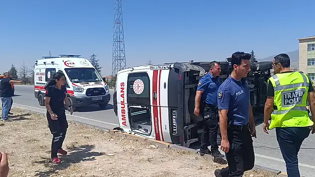 Kavşakta otomobille çarpışan ambulans devrildi! 5 kişi yaralı