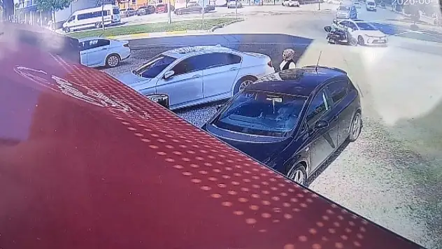 Kavşakta vur-kaç dehşeti: Motosikletli yere savruldu, sürücü kayıplara karıştı