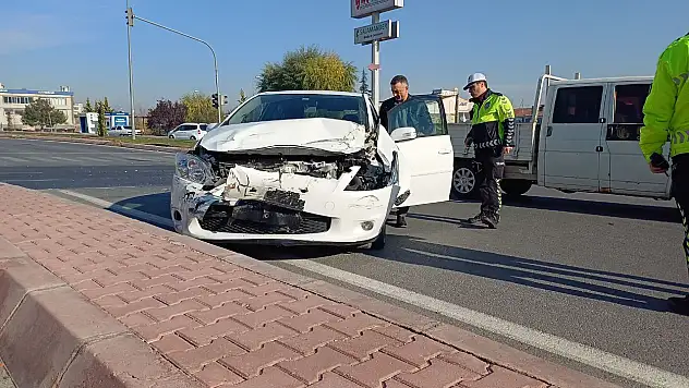Kavşakta zincirleme kaza: 5 araç birbirine girdi, 5 yaralı