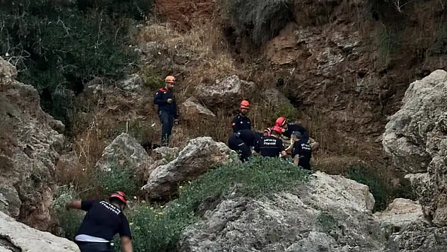 Kayalıklardan düşen genç hayatını kaybetti