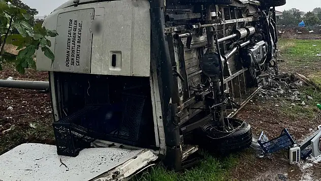 Kaygan yol can aldı: Devrilen kamyonetin sürücüsü hayatını kaybetti