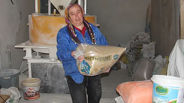 Kayınpederinden devraldığı değirmeni gelini işletiyor