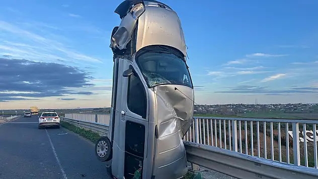 Kaza yaptıktan sonra bariyerlere çarpan araç dik durdu!