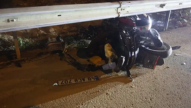 Kazada hayatını kaybeden 17 yaşındaki yeğeninin eşyalarını ağlayarak topladı