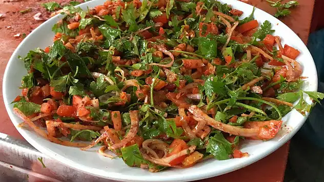 Kebapçı usulü tablacı salatası tarifi 30 yıllık ustadan geldi.. İşte et kadar lezzetli tablacı salatasının sırrı