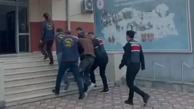 Kendilerini polis ve savcı kimliğiyle tanıtılar: Film gibi dolandırıcılığa jandarma sürprizi!