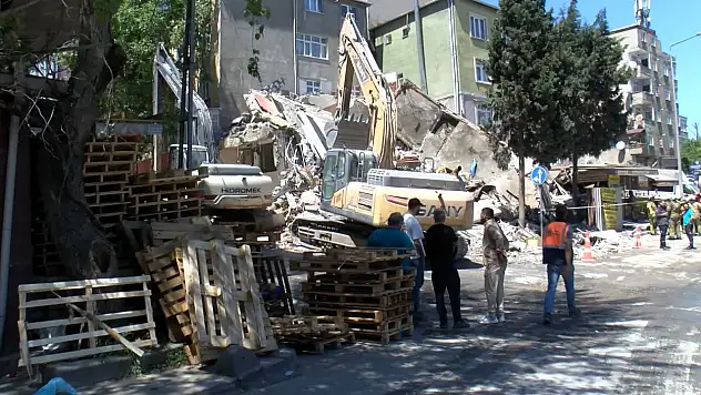 Kentsel dönüşüm alanında çökme! Bitişiğindeki bina tahliye edildi