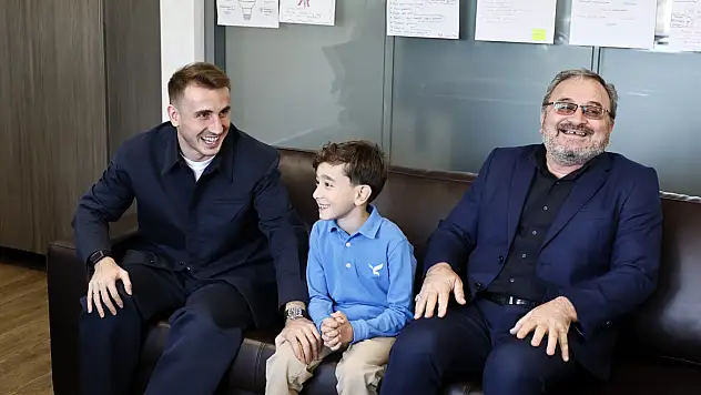 Kerem Aktürkoğlu, minik öğrencinin başkanlık vaadini yerine getirdi