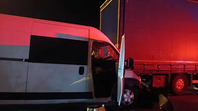 Kırmızı ışıkta dehşet! Panelvan TIR'a çarptı: 1 ölü, 1 yaralı