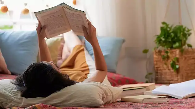 Kitap okurken duruşunuza dikkat! Uzanmak sağlığınızı tehlikeye atabilir