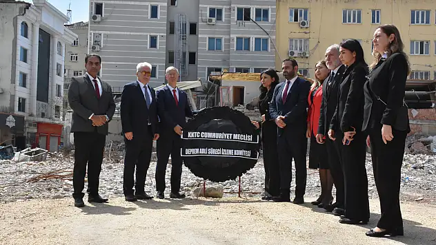 KKTC depremde yıkılan otele çelenk bıraktı