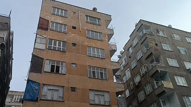 Kolon paniği: 6 katlı bina boşaltıldı