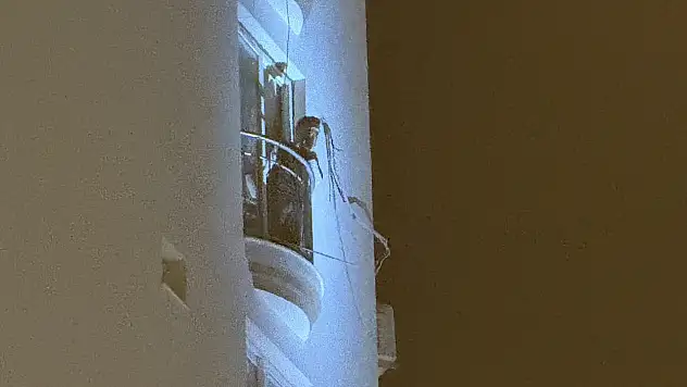 Kolonya şişesiyle kendisini ve evi yakmak istedi: Mahalle ayağa kalktı