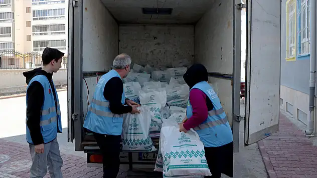 KOMEK gönüllüleri sahada: Bayramlık, gıda ve eğitim desteği bir arada