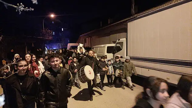 Konya minikler davullar ve manilerle Ramazan'ı yaşadı