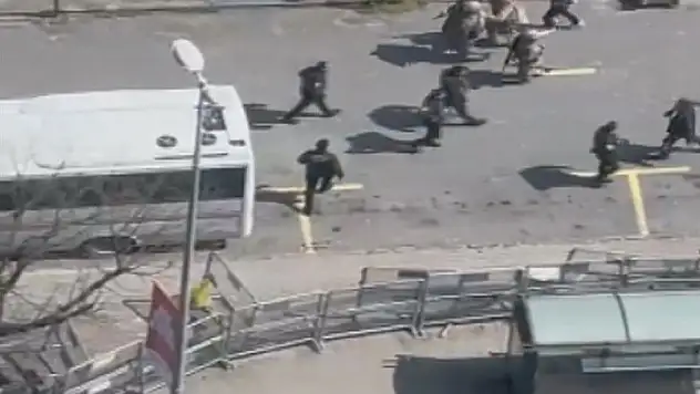 Konsolosluk yakınında silahlı çatışma: 2 polis yaralı, 3 şüpheli etkisiz hale getirildi