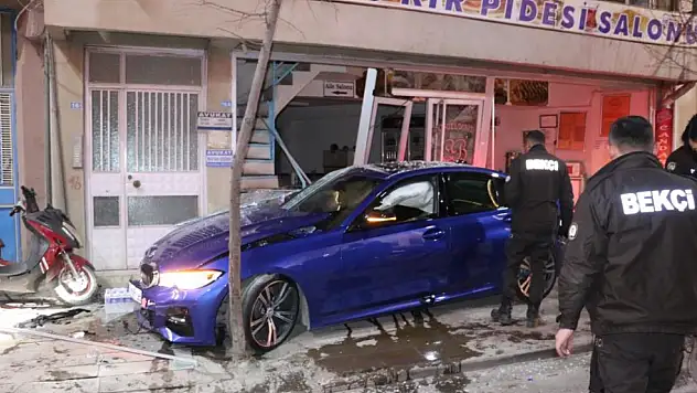 Kontrolden çıkan araç börekçi dükkanına daldı