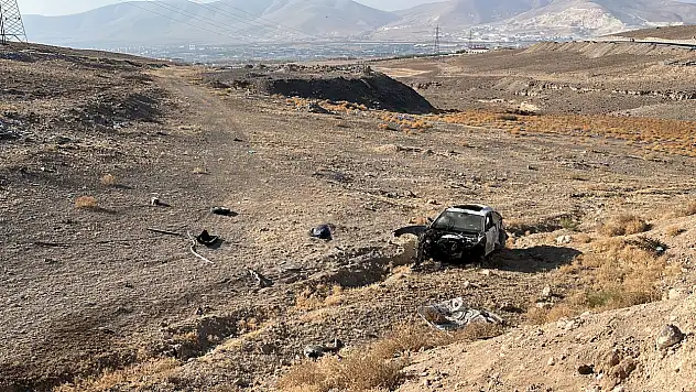 Kontrolden çıkan araç şarampole uçtu! 2 kişi öldü, 1 ağır yaralı