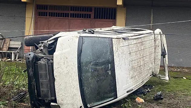 Kontrolden çıkan minibüs devrildi: 4 yaralı