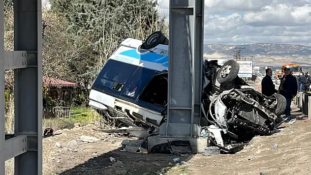 Kontrolden çıkan minibüs üst geçide çarptı: 5 kişi öldü 4'ü ağır 14 yaralı