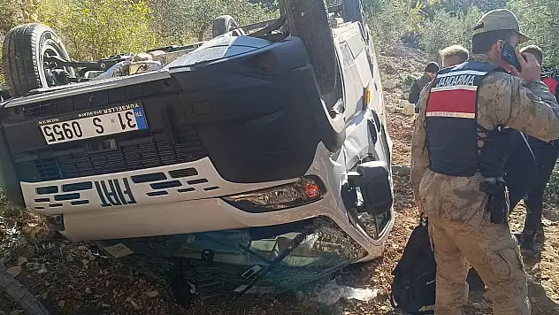 Kontrolden çıkan okul servisi zeytin bahçesine uçtu: 5 yaralı