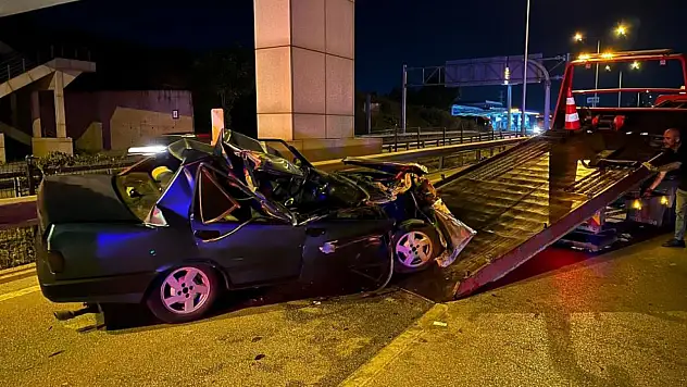 Kontrolden çıkan otomobil önce tıra sonra bariyerlere çarptı: 1 ağır yaralı