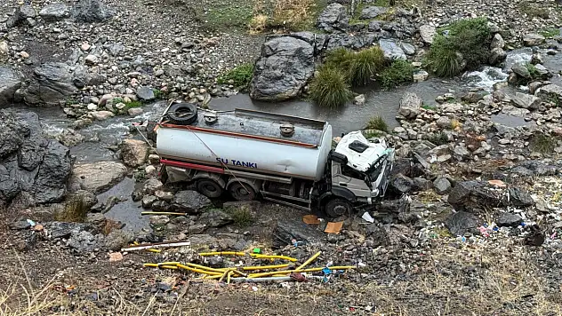 Kontrolden çıkan tanker şarampole yuvarlandı