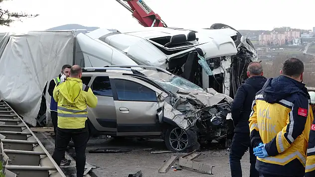Kontrolden çıkan TIR dehşet saçtı: 1 ölü, 3 yaralı