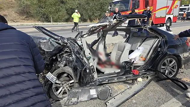 Kontrolden çıkan TIR otomobili hurdaya çevirdi! 2'si ağır 4 yaralı