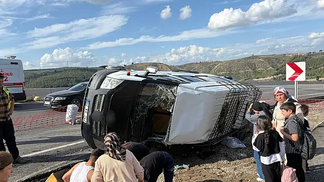 Kontrolden çıkan yolcu minibüsü şarampole devrildi: 13 yaralı