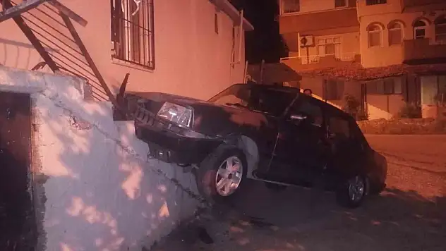 Kontrolden çıkıp binaya çarptı