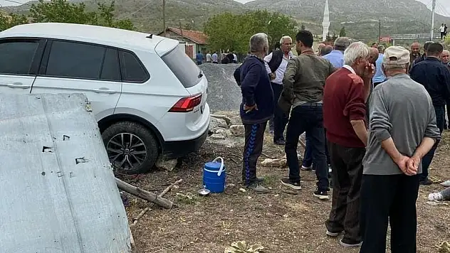 Kontrolden çıkıp yol kenarına savruldu