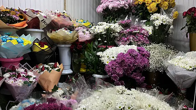 Konya aşka büründü: Güller ve buketler sokakları renklendirdi