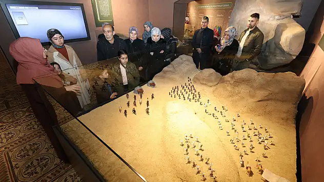 Konya Büyükşehir'den manevi atmosfer: Siyer Sergisi gönüllerde iz bırakıyor