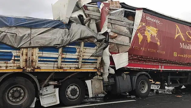 Konya'da 2 TIR'ın karıştığı zincirleme kaza! Servet Güzel hayatını kaybetti, 3 yaralı