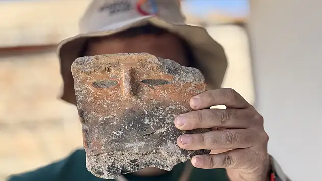 Konya'da 5 bin yıllık 'insan yüzlü' çömlek parçası gün yüzüne çıkarıldı