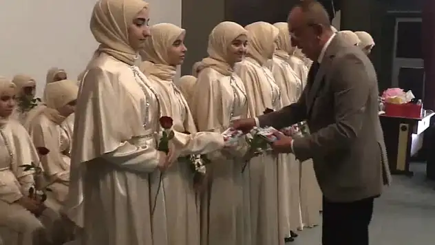 Konya'da 52 hafız taç giydi!