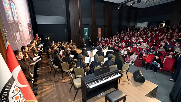 Konya'da 549 kursiyer el emeği sergisi ve müzik dinletisiyle sahnedeydi