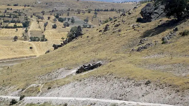 Konya'da 72 tonluk sır! Dağ yamacında 3 bin 500 yıldır nöbet tutuyor