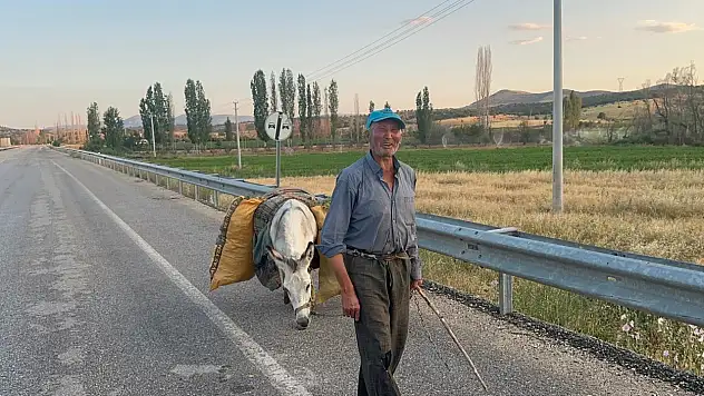 Konya'da 800 liraya aldığı 'genç' 5 yıldır peşinden ayrılmıyor