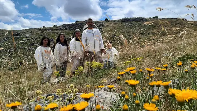 Konya'da aile boyu arıcılıkla uğraşıyor