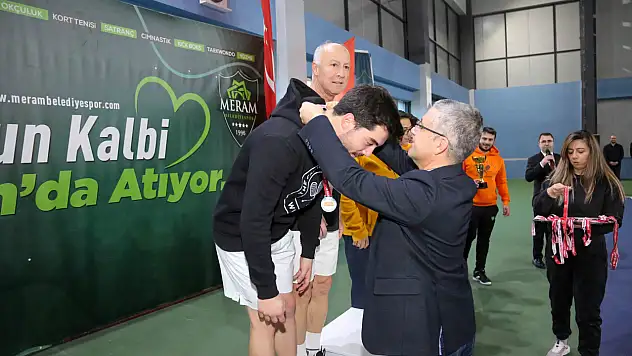 Konya'da kort tenisi heyecanı: Aileler yarıştı