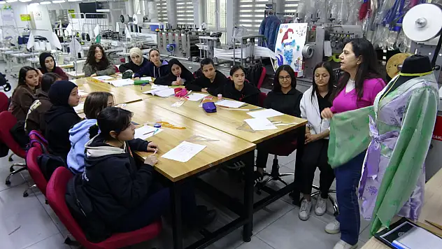 Konya'da aldığı eğitimle hayaline ulaştı: Mezun olduğu lisede 30 yıldır öğretmen
