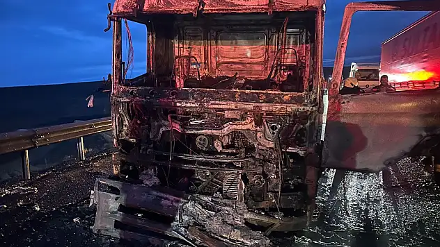 Konya'da alev alan tuz yüklü TIR metal yığınına döndü