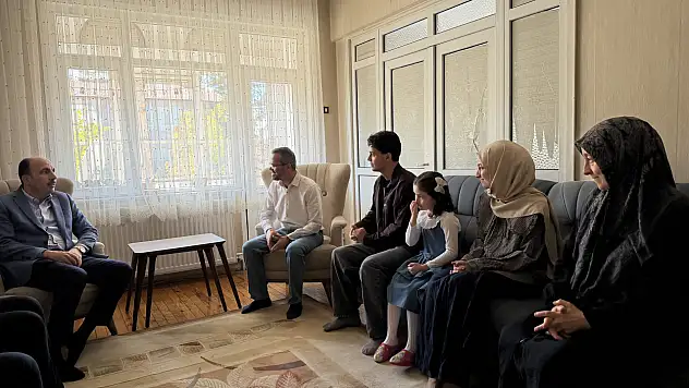 Konya'da anlamlı ziyaret: Siyer yarışmasında dereceye giren Hatice Kübra'ya sürpriz