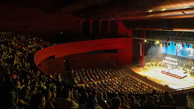 Konya'da unutulmaz konser: Müzeyyen Senar şarkılarıyla başlayan gece müjdeyle taçlandı