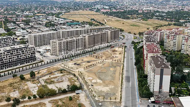 Konya'da atıl alan küçük ormana dönüşüyor! 830 ağaç toprakla buluştu