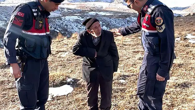 Konya'da ayakları çamur diye araca binmek istemeyen yaşlı adama jandarmadan duygulandıran yanıt